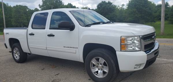 09 CHEVY SILVERADO CREW CAB 4WD- LOW MILES, V8, REAL CLEAN/ NICE... for sale in Miamisburg, OH – photo 2