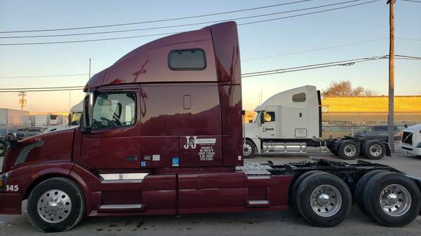 Volvo Semi Truck 2006 - cars & trucks - by owner - vehicle... for sale in Chicago, IL – photo 9