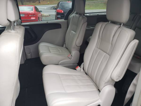 2011Chrysler Town and Country Touring L Florida Vehicle No Rust -... for sale in Wynantskill, NY – photo 10