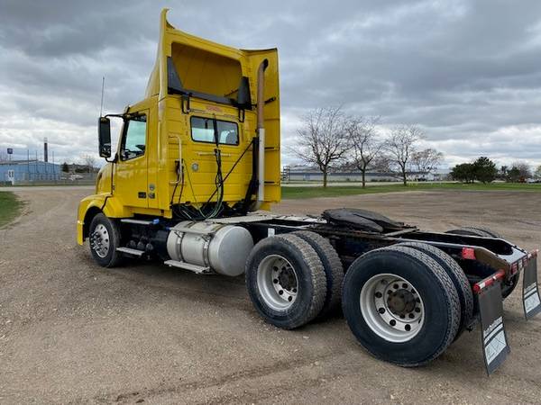 2016 Volvo VNL64T300 Day Cab Tractor 86149JS - - by for sale in Fond Du Lac, WI – photo 4