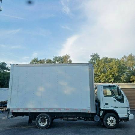 2006 Isuzu NPR turbo DIESEL 14’ box truck trailer hitch LOWMILES 54000 for sale in Crystal Lake, IL – photo 2