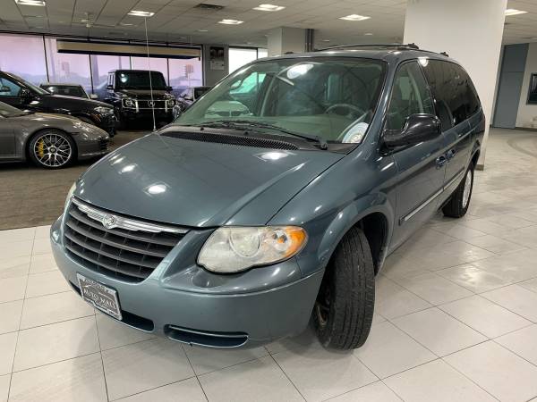 2006 Chrysler Town and Country Touring - - by dealer for sale in Springfield, IL – photo 3