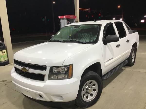 White 2007 Chevy Avalanche LS 4X4 Truck - cars & trucks - by dealer... for sale in Dallas Center, IA – photo 19