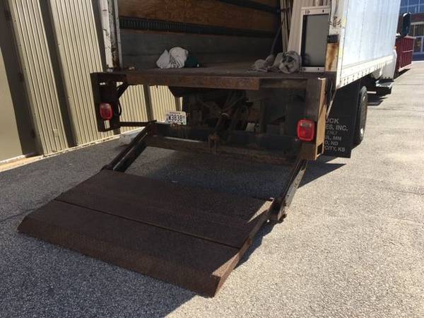 20' Box truck with lift gate for sale in Minneapolis, MN