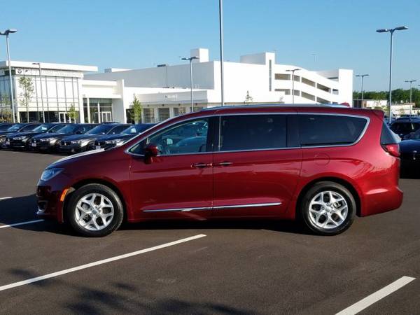 2017 Chrysler Pacifica Touring-L Plus SKU:HR752170 Regular for sale in Westmont, IL – photo 8