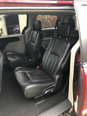 2011 Chrysler Town & Country - cars & trucks - by owner - vehicle... for sale in Fort Atkinson, WI – photo 5