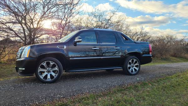 Cadillac Escalade EXT - 22k ORIGINAL Miles - LOADED Extremely RARE!... for sale in Madison, WI – photo 5