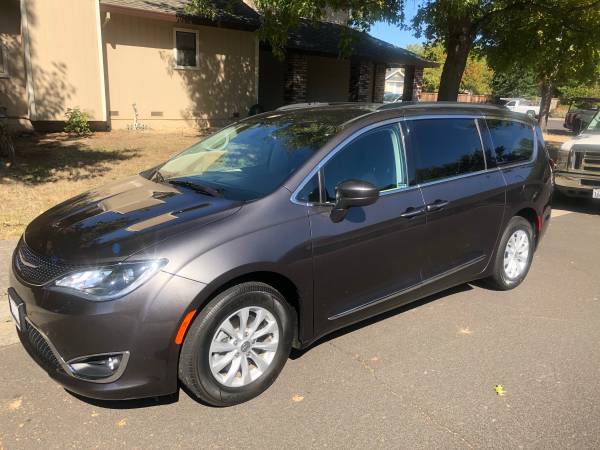 2017 Chrysler Pacifica Touring-L Minivan for sale in Windsor, CA