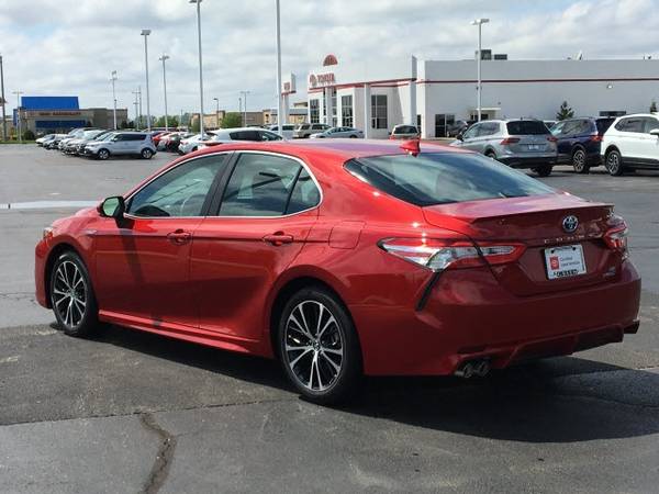 2020 Toyota Camry Hybrid SE sedan Supersonic Red for sale in Springfield, IL – photo 2