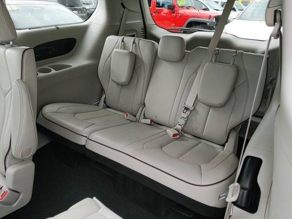 2020 Chrysler Pacifica FWD 4D Passenger Van / Minivan/Van Limited -... for sale in Waterloo, IA – photo 20