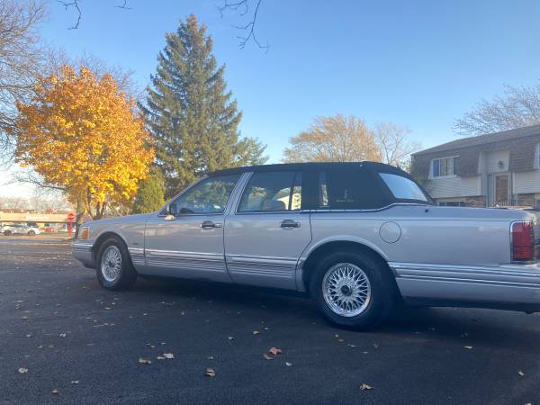 1991 Linclon town car signature series runs and looks excellent -... for sale in Glendale Heights, IL – photo 2
