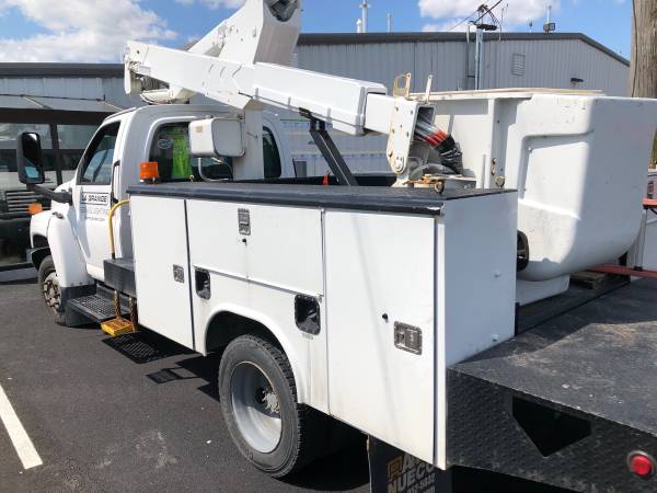 2006 Chevy 5500 Kodiak w/ Altec AT37G Aerial Bucket Truck for sale in Hinsdale, IL – photo 2