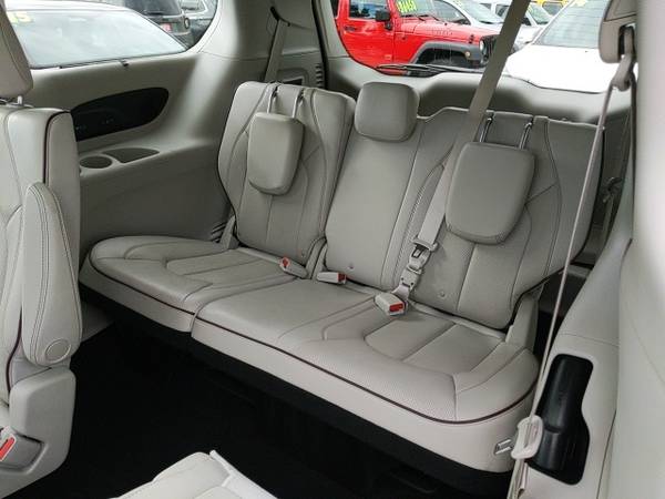 2020 Chrysler Pacifica FWD 4D Passenger Van / Minivan/Van Limited -... for sale in Waterloo, IA – photo 19