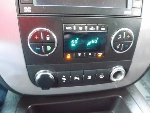 2008 Chevrolet Suburban 4WD 4dr 1500 LT w/2LT with Steering wheel,... for sale in Janesville, WI – photo 21