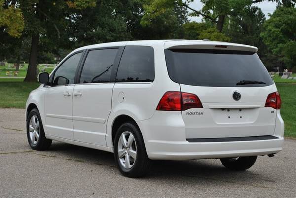 2010 VOLKSWAGEN ROUTAN SE WITH RSE RUST FREE DUAL SCREEN REAR SEAT... for sale in Flushing, MI – photo 11