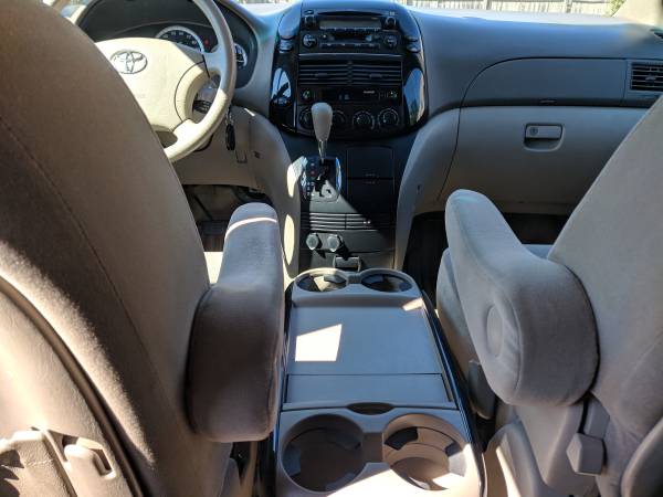 2005 Toyota Sienna LE AWD Power Door DVD Tow-Hitch LOADED One Owner !! for sale in Glenview, IL – photo 12