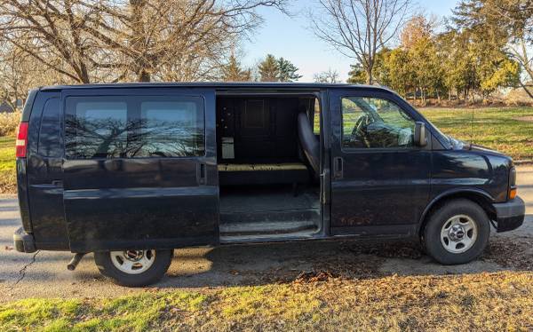 Good CAMPING or WORK VAN, GMC Savana 2006 - cars & trucks - by owner... for sale in Muscatine, IA – photo 4