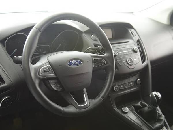 2015 Ford Focus SE Hatchback 4D hatchback Red - FINANCE ONLINE for sale in Arlington, District Of Columbia – photo 2