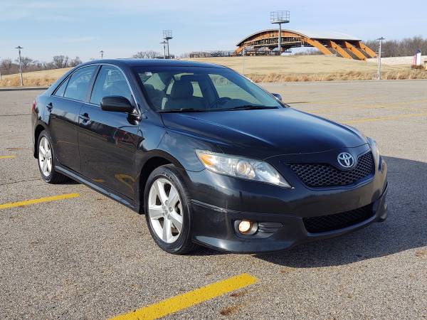 2011 Toyota Camry SE - cars & trucks - by owner - vehicle automotive... for sale in Fargo, ND – photo 2