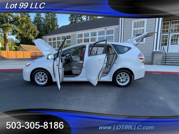 2017 Toyota Prius v Four Wagon 1-Owner Heated Leather Navigation Bac for sale in Milwaukie, OR – photo 23