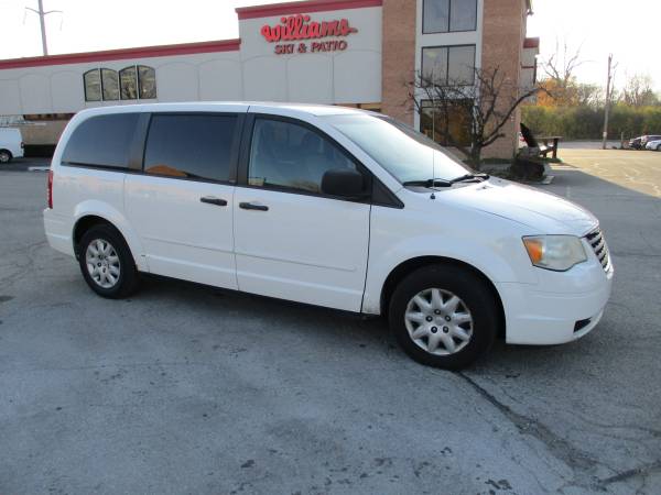 2008 CHRYSLER TOWN AND COUNTRY - cars & trucks - by owner - vehicle... for sale in Highland Park, IL – photo 4