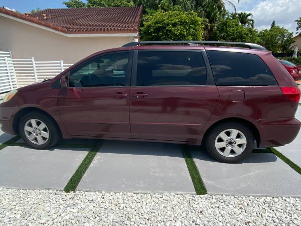 Selling Minivan Toyota Sienna 2004 for sale in Ware Shoals, SC – photo 2