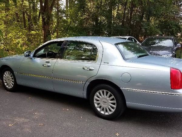 2005 *Lincoln* *Town Car* *4dr Sedan Signature* Ligh for sale in Raleigh, NC – photo 3