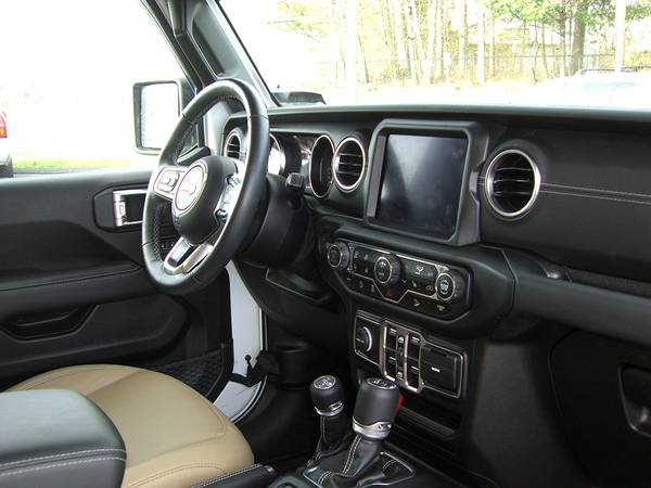 ► 2019 JEEP WRANGLER UNLIMITED SAHARA - TOTALLY LOADED WITH OPTIONS... for sale in Feeding Hills, NY – photo 20