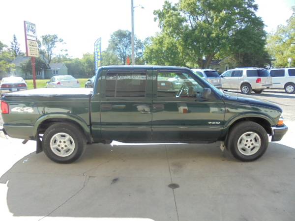 2002 Chevy S10 LS Crew Cab 4X4**New Tires/Sharp**{www.dafarmer.com} for sale in CENTER POINT, IA – photo 2