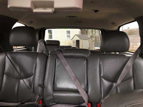 2005 GMC Yukon Leather Sunroof 4x4 3rd Row - cars & trucks - by... for sale in Derry, NH – photo 20
