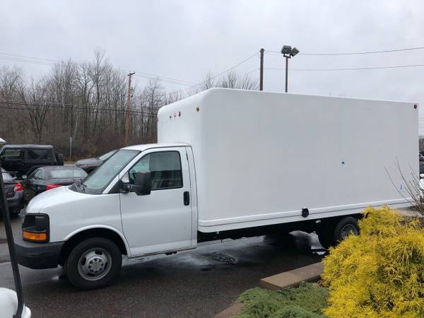 💥14 Dually Box Truck-Runs 100%Clean CARFAX/Super Deal💥 - cars &... for sale in Boardman, OH – photo 2