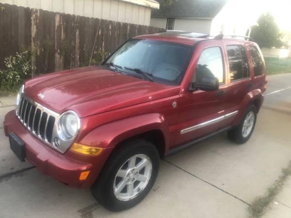 2006 JEEP LIBERTY EXTRA CLEAN LOOKS AND DRIVES LIKE NEW for sale in Chicago, IL – photo 2