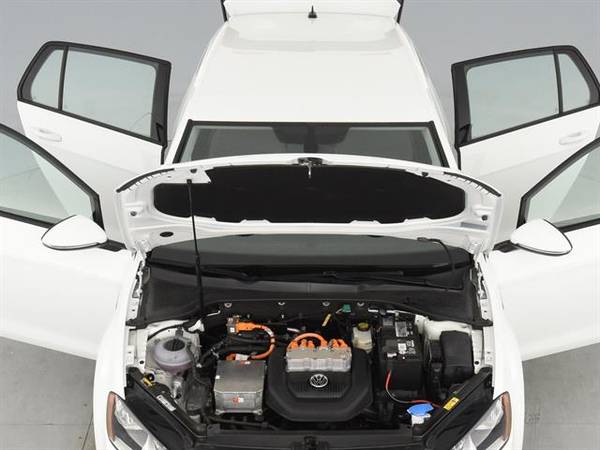 2016 VW Volkswagen eGolf SE Hatchback Sedan 4D sedan White - FINANCE for sale in Downey, CA – photo 4