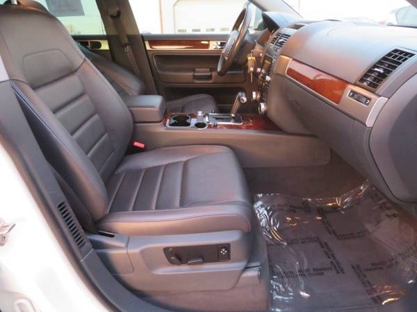 2009 VW Touareg 2, TDI Diesel... 102,000 Miles... 4WD, Factory... for sale in Waterloo, IA – photo 8