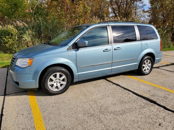 2010 Chrysler Town and Country Touring for sale in Chesterfield, MI – photo 4
